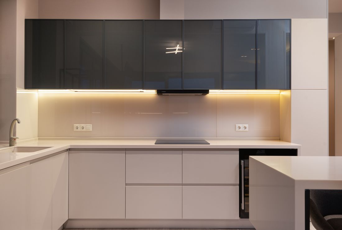 Fitted high-gloss kitchen with integrated appliances